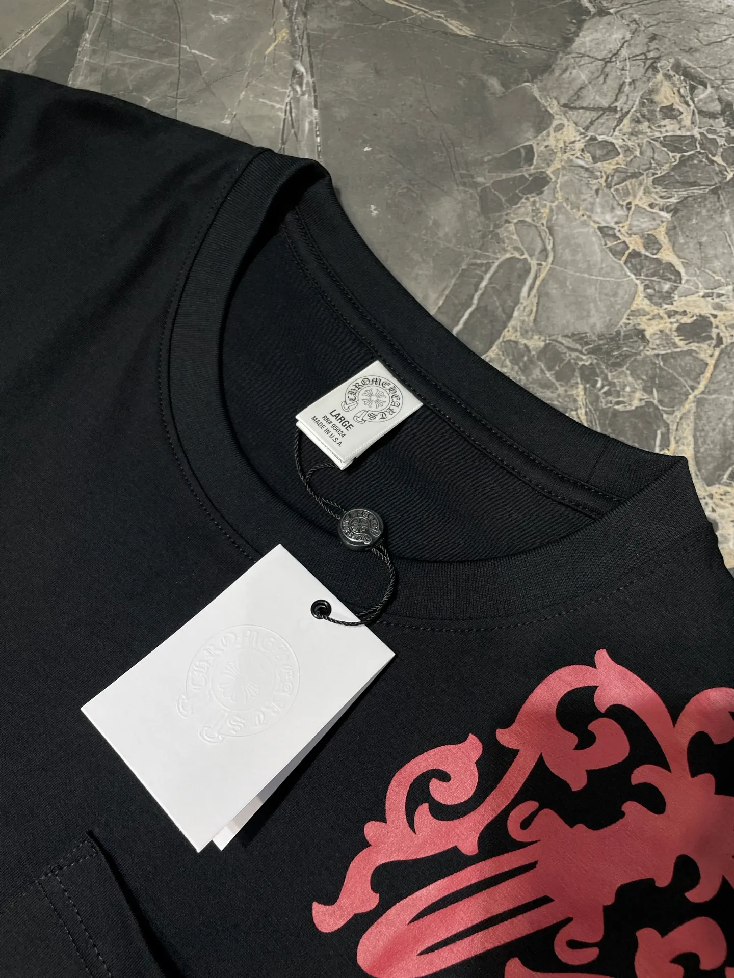 P250 Chrome Hearts 🌟[Top Original] Fabric: Cotton Material Description: The fabric is made of 26-woven 240-gram cotton material. Printing is very important. The ink used in the original version is beyond the standard printing. Generally, printing factories have no ability to restore it. After running to many factories, the final efforts paid off. The overall wiring is straight and delicate, the fabric is comfortable and soft, and the color is consistent without color difference. Can be matched with the same style to create a fashionable look, to suit various occasions, customized accessories, complete with three standards, same style for men and women size: s m l